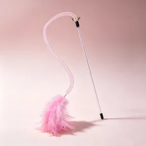 Roze kattentovenaarstaf met elastische gaasbuis en zachte veren voor interactief spel.
