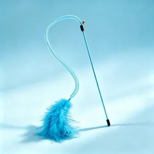 Gedetailleerd overzicht van de blauwe elastische netkattenstok met pluizige veren.