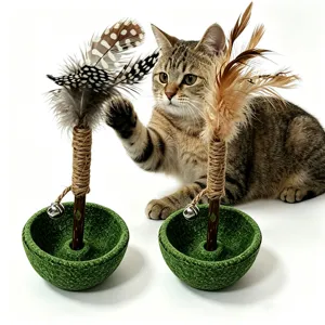 Giocattolo interattivo per gatti con piuma e base oscillante per un divertimento felino stimolante.