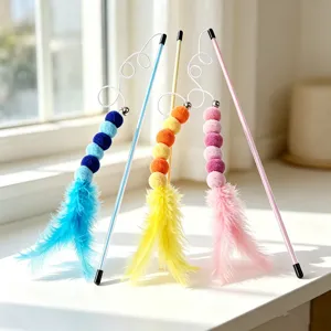Bacchetta per gatti con piume colorate, pon-pon soffici e campanelli interattivi per giochi.