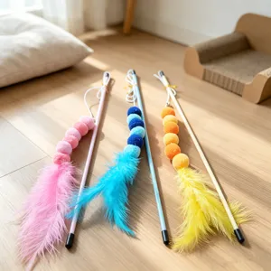 Bacchetta giocattolo per gatti con ponpon colorati e piume, accessorio interattivo per gattini.