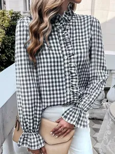 Detailaufnahme der eleganten schwarz-weißen Vichy-Karo-Bluse mit Stehkragen und Rüschen.