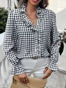 Detailansicht der Damen schwarz-weißen Karobluse mit Rüschen und Stehkragen Langarm.