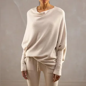 Ensemble pull et pantalon en tricot uni confortable, design élégant à manches longues amples.