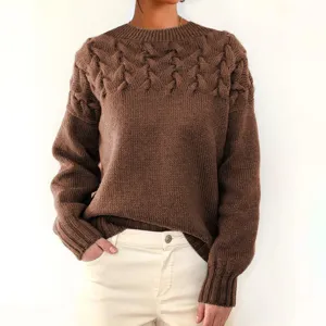 Gros plan d'un élégant pull marron en tricot tressé avec col côtelé et manches longues.