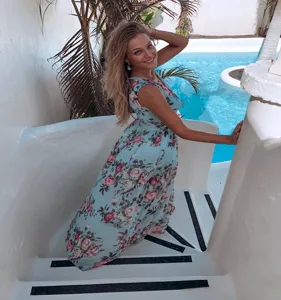 Λεπτομερής όψη του floral σιφόν maxi φορέματος, αμάνικο μοντέλο δίπλα στην πισίνα.