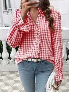 Detailaufnahme der roten Karo-Bluse für Damen mit Stehkragen und langen Rüschenärmeln.