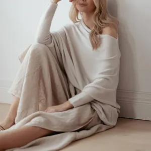Détail d'un pull en tricot beige confortable, texture douce et élégante pour l'automne.