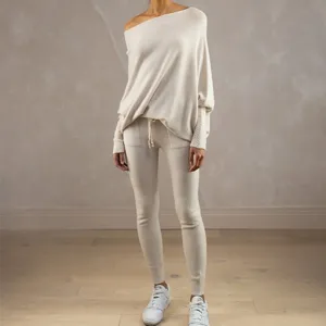 Vue détaillée de l'ensemble pull tricoté beige pour femme, haut épaules dénudées et leggings.