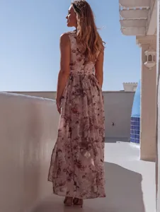 Aμάνικο φόρεμα μάξι από φλοράλ σιφόν, ιδανικό για διακοπές στην παραλία και καλοκαίρι.