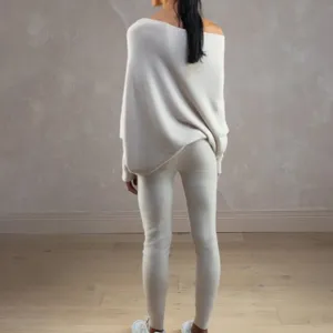 Vue arrière détail d'un pull en tricot blanc cassé confortable dans un intérieur chaleureux