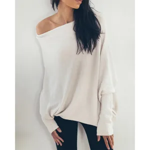 Confortable pull femme ample uni epaule denudee manches longues en tricot vue de detail.