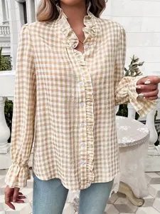 Detailaufnahme der beige karierten Damenbluse mit Rüschen-Stehkragen und langen Ärmeln.