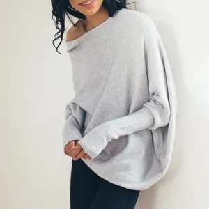 Vue détaillée d'un pull en tricot confortable pour femme avec des manches chauve-souris.