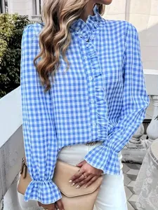 Detailansicht der stilvollen blau-weißen karierten Langarmbluse mit eleganten Rüschen.