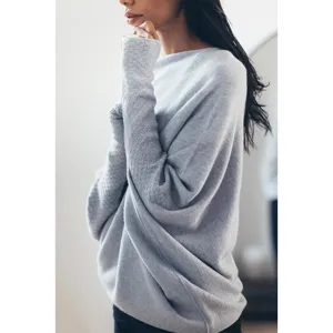 Gros plan détaillé du pull en tricot à manches longues pour femme avec poignets texturés.