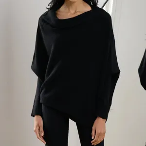 Vue détaillée du pull en tricot noir, col bénitier élégant, matière douce et confortable.
