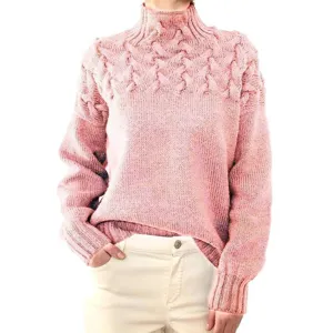 Vue détaillée du élégant pull à manches longues et col montant en tricot torsadé rose.