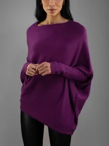 Gros plan sur le pull en tricot violet à manches chauve-souris, texture douce et encolure.
