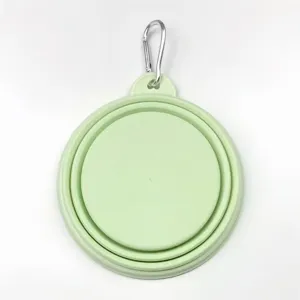 Ciotola per animali pieghevole in silicone verde chiaro con moschettone pratico.