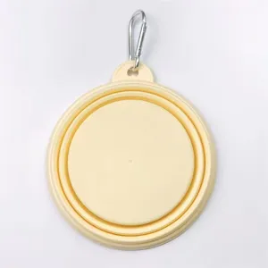 Vista dettagliata in primo piano della ciotola pieghevole in silicone per animali domestici.