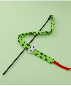 Dettaglio in primo piano del divertente giocattolo per gatti serpente con corpo in peluche.