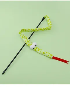 Vista dettagliata del bastone per gatti a forma di serpente verde maculato per interazione.