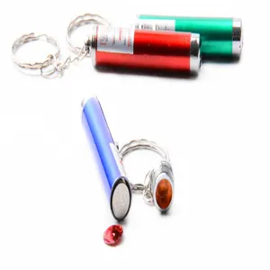 Détail de porte-clés jouet chat laser en métal, accessoire de divertissement pour animaux.