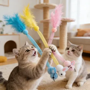 Primo piano di bacchette giocattolo per gatti in piuma colorata con teste di coniglio in peluche.