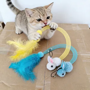 Testina di ricambio per giocattolo gatto con nastri in rete, piume e coniglietto di peluche.