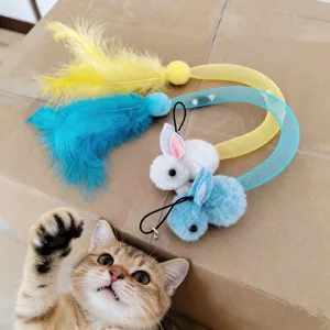 Testina di ricambio per gatti con piume colorate e coniglietti di peluche per giochi interattivi.