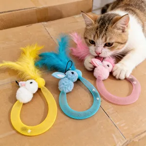Testa di ricambio per giocattolo gatto con morbido peluche di coniglio e piume colorate per gioco.