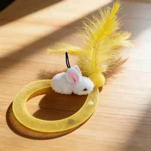 Testina di ricambio per gatti con anello in rete gialla e coniglietto di peluche.