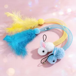 Primo piano dettagliato di teste di ricambio per giocattoli per gatti in piume con pon-pon.