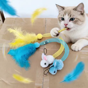Giocattolo interattivo per gatti, piuma di ricambio con coniglio di peluche e nastri.