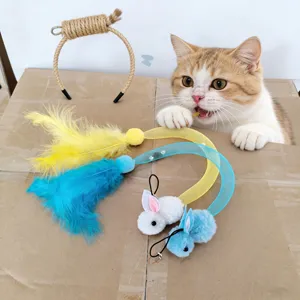 Testina di ricambio per giocattolo per gatti con piume colorate e coniglietto peluche.