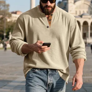 Vista detallada de la camiseta henley texturizada de manga larga para hombre casual.