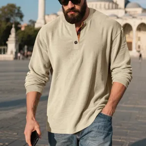 Vista detallada de la camiseta henley de manga larga para hombre en color beige.