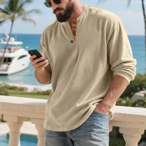 Camisa Henley de manga larga para hombre en corduroy beige, detalle estilo costero.