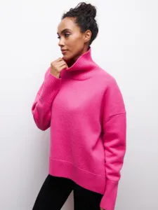 Vue de detail du pull col roule rose vif pour femme, elegant pull en tricot chaud.