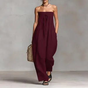 Eleganter trägerloser gesmokter Jumpsuit mit Schleife vorne und weiten Hosenbeinen.