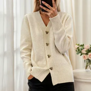 Cárdigan de punto liso con cuello en V y botones de corazón para otoño e invierno chic.
