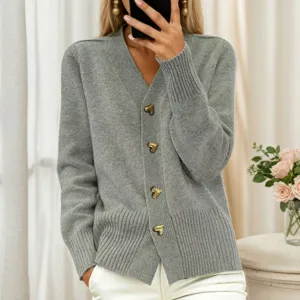 Cárdigan de punto gris con cuello en V, botones de corazón elegantes y dobladillo acanalado.