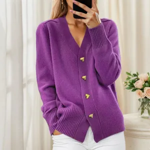 Cardigan de punto morado de manga larga con cuello V y botones dorados de corazon.
