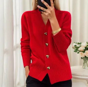 Cárdigan de punto rojo liso para mujer con manga larga, cuello en V y botones de corazón.