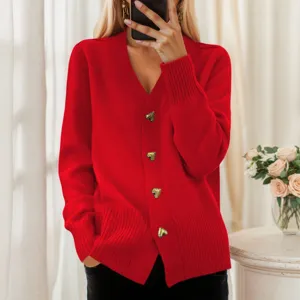 Cárdigan de punto rojo con cuello en V y elegantes botones dorados de corazón para mujer.