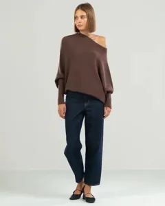 Pull tricoté asymétrique marron à manches longues, détail de style élégant et minimaliste.