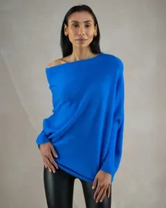 Détails du pull bleu avec un design épaules dénudées et une texture en tricot doux.