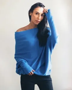 Gros plan sur le pull-over bleu roi à épaules dénudées mettant en valeur sa douce texture.