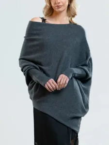 Gros plan sur le pull en tricot gris foncé montrant un tissu doux et un tombé élégant.